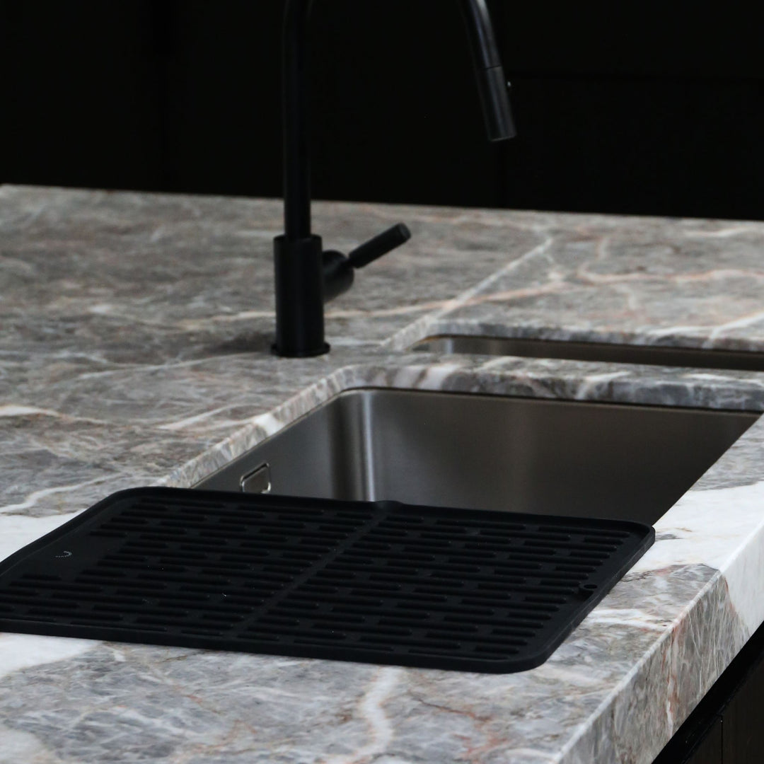 DESIGNSTUFF DRIP Folding Silicone Drying Mat Large with Drainage Mouth, Black