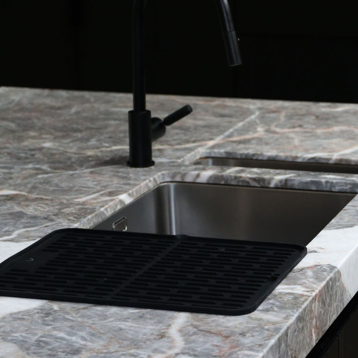 DESIGNSTUFF DRIP Folding Silicone Drying Mat Large with Drainage Mouth, Black