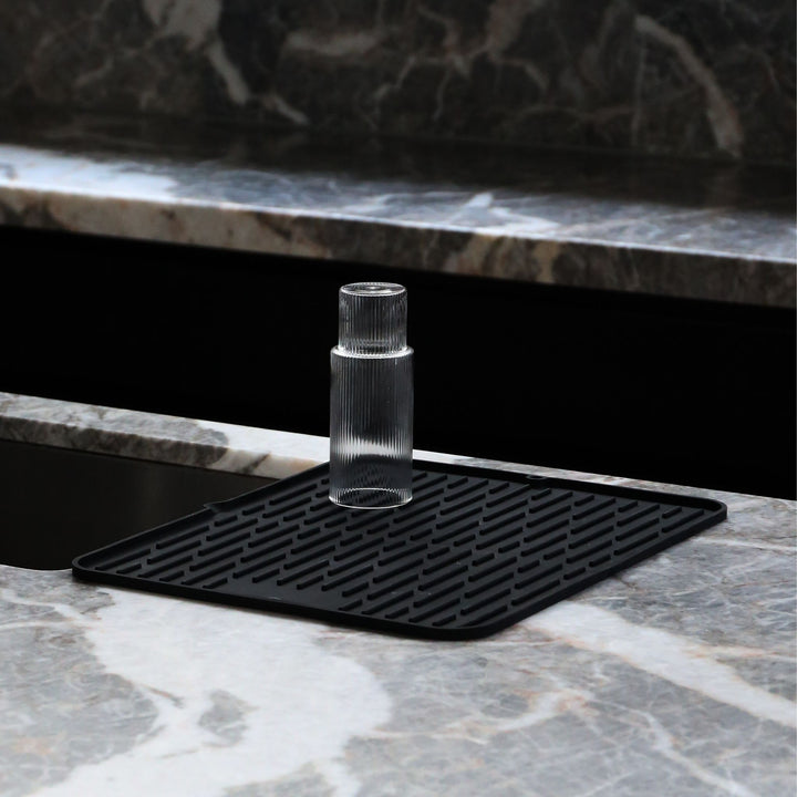 DESIGNSTUFF DRIP Folding Silicone Drying Mat Large with Drainage Mouth, Black