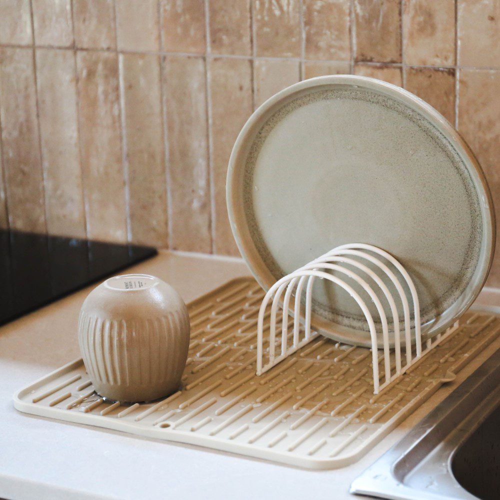 DESIGNSTUFF DRIP Folding Silicone Drying Mat Large w/ Drainage Mouth, Sand