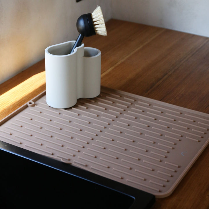DESIGNSTUFF DRIP Folding Silicone Drying Mat Large w/ Drainage Mouth, Camel