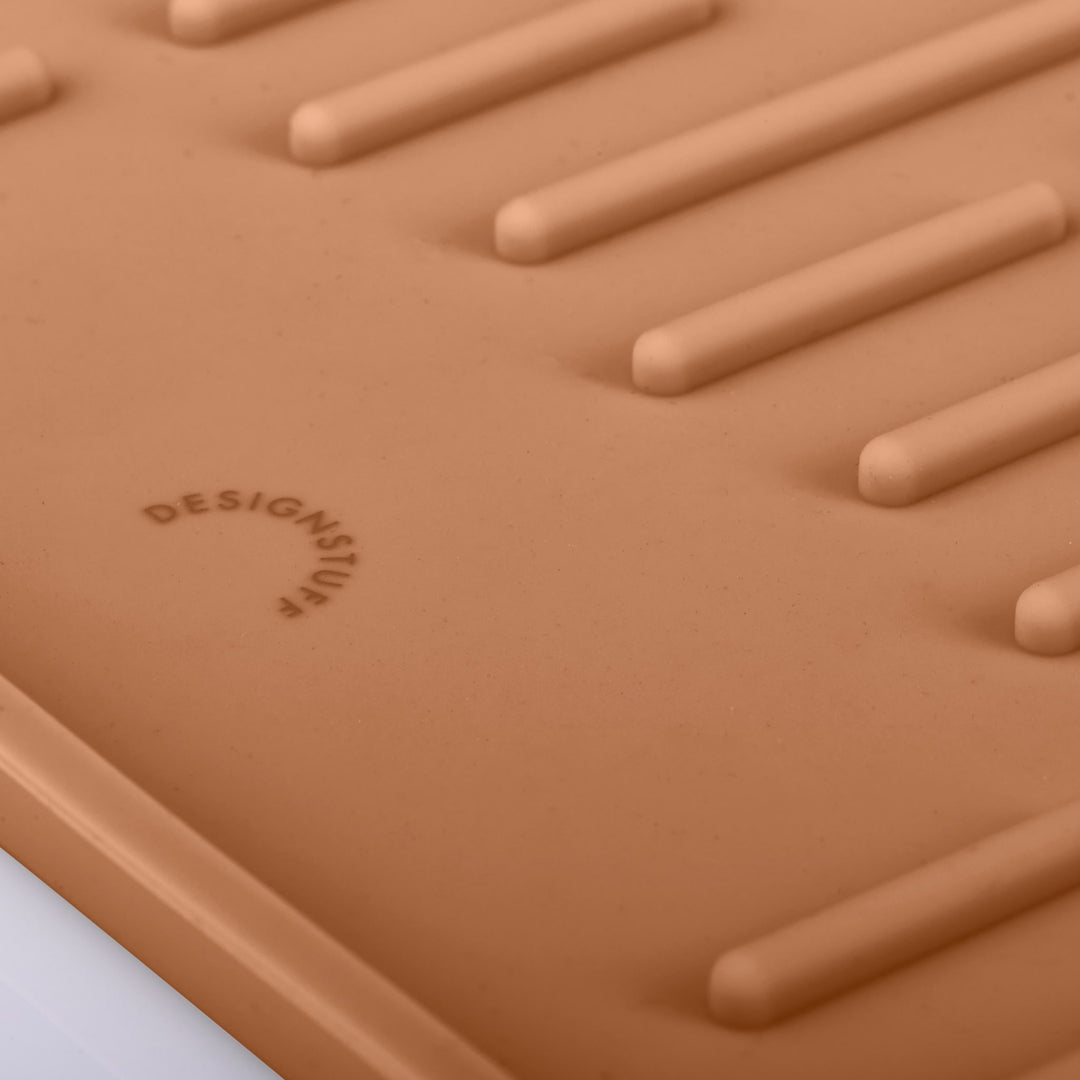 DESIGNSTUFF DRIP Folding Silicone Drying Mat Large w/ Drainage Mouth, Camel