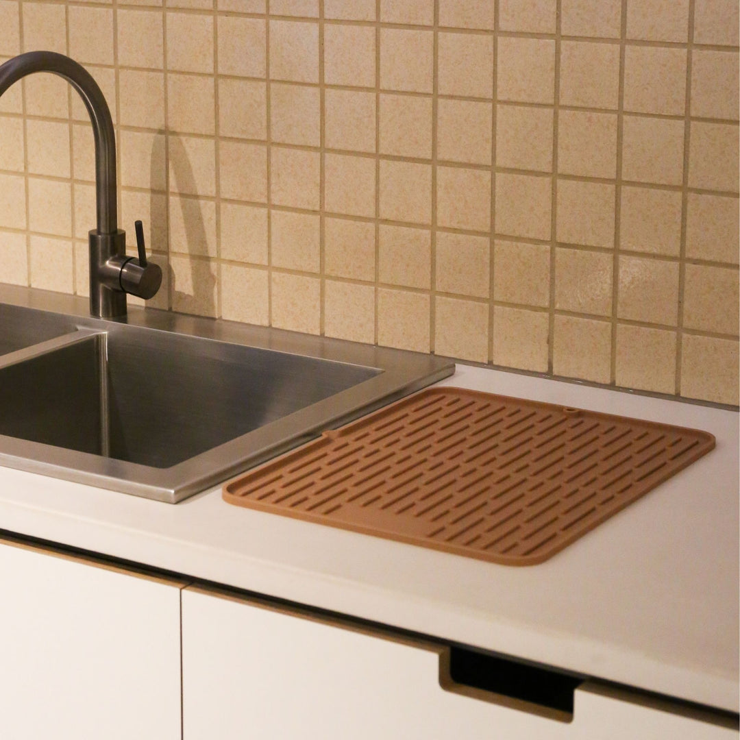 DESIGNSTUFF DRIP Folding Silicone Drying Mat Large w/ Drainage Mouth, Camel