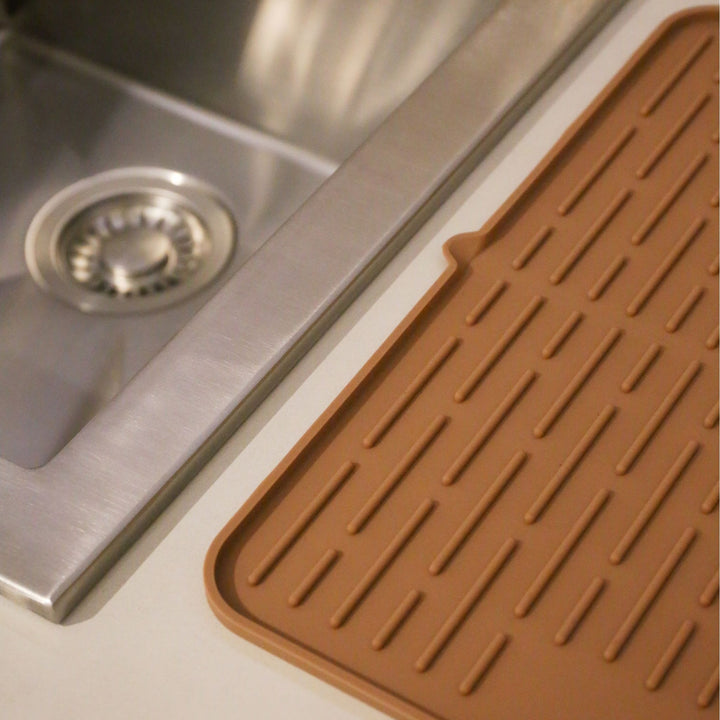 DESIGNSTUFF DRIP Folding Silicone Drying Mat Large w/ Drainage Mouth, Camel
