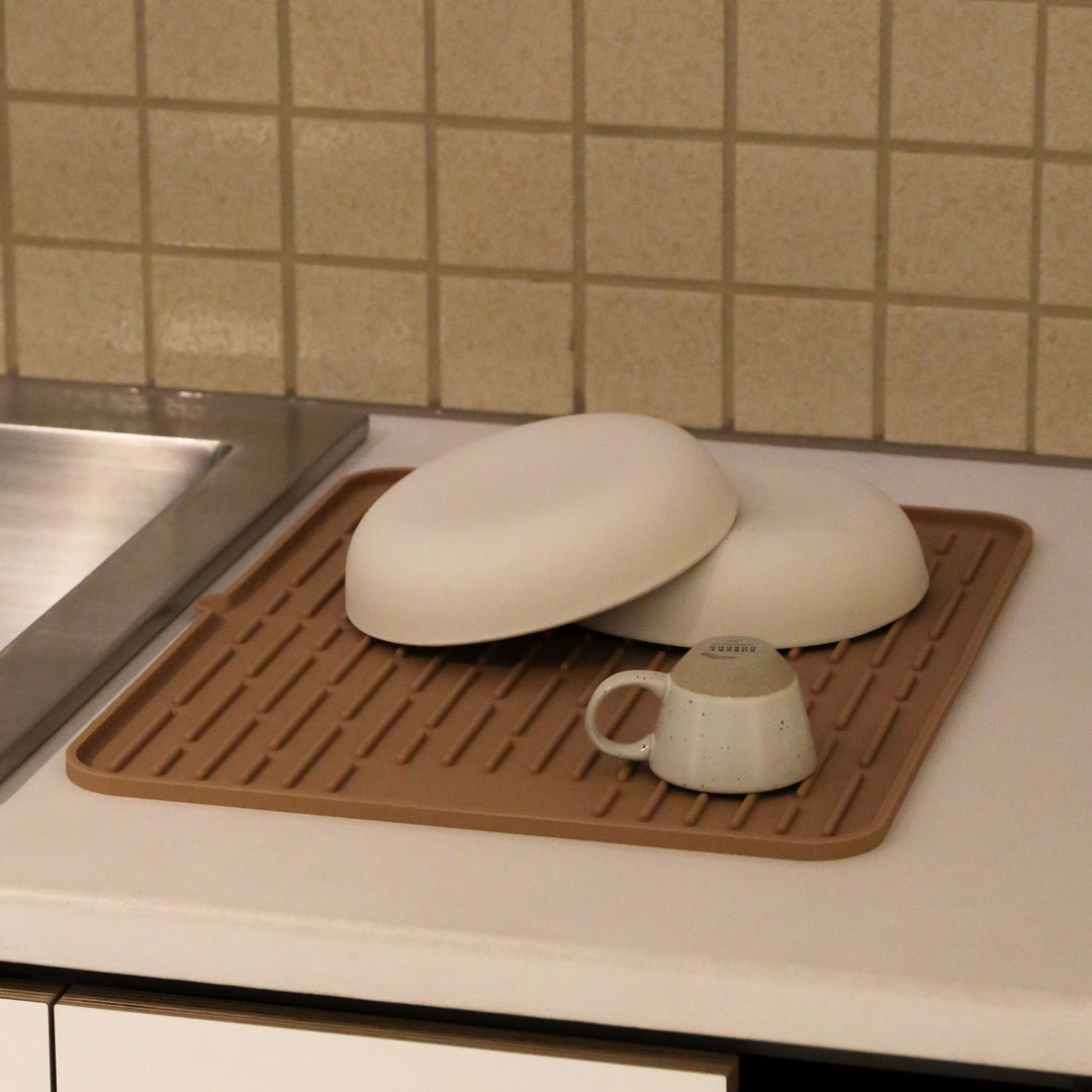 DESIGNSTUFF DRIP Folding Silicone Drying Mat Large w/ Drainage Mouth, Camel
