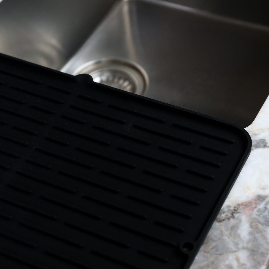DESIGNSTUFF DRIP Folding Silicone Drying Mat Large with Drainage Mouth, Black