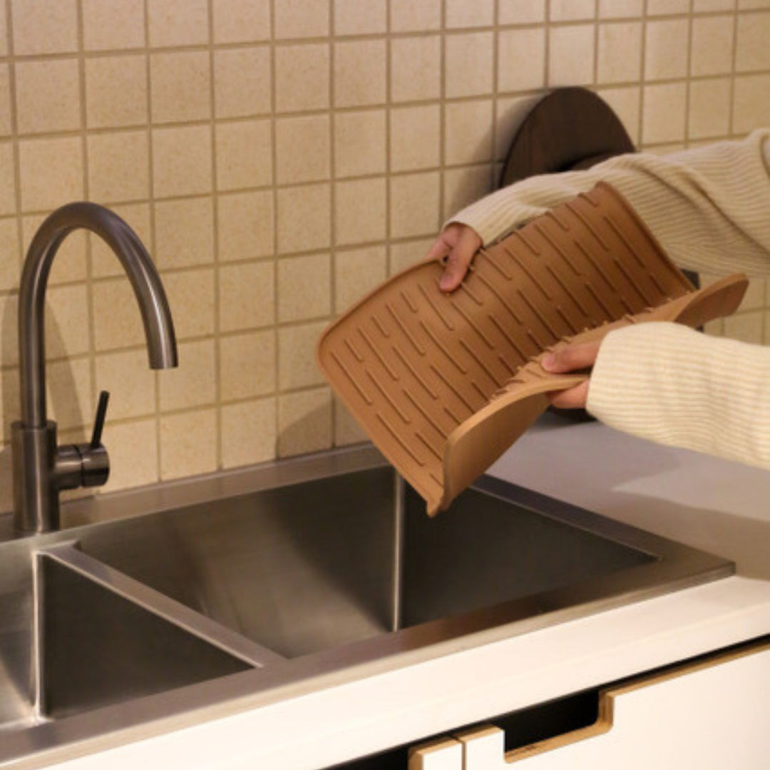 DESIGNSTUFF DRIP Folding Silicone Drying Mat Large w/ Drainage Mouth, Camel