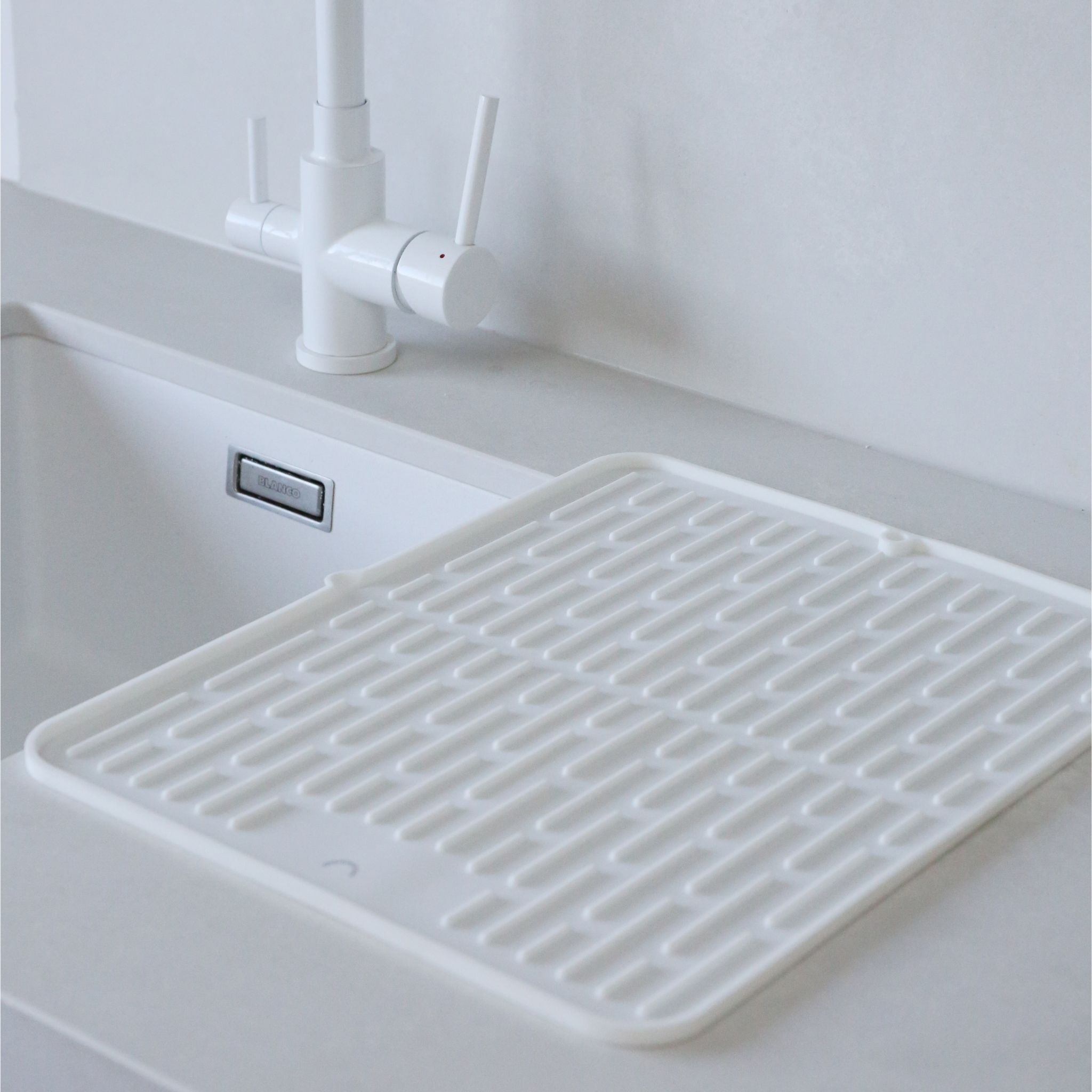 DESIGNSTUFF Folding Silicone Drying Mat Large w Drainage Mouth White Designstuff