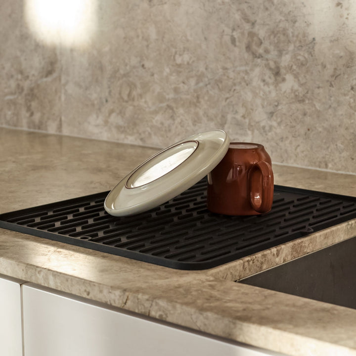 DESIGNSTUFF DRIP Folding Silicone Drying Mat Large with Drainage Mouth, Black