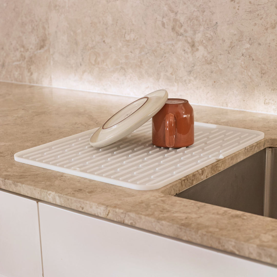 DESIGNSTUFF DRIP Folding Silicone Drying Mat Large w/ Drainage Mouth, White