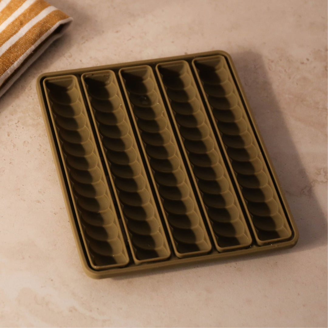 15549 DESIGNSTUFF Spiral Twist Ice Cube Tray Khaki 4