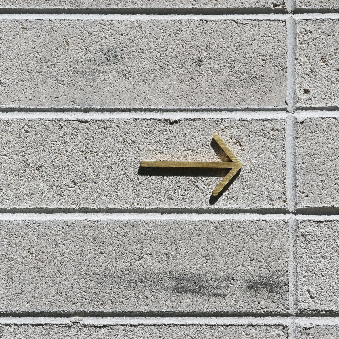 DESIGNSTUFF Signage, Arrow, Brushed Brass