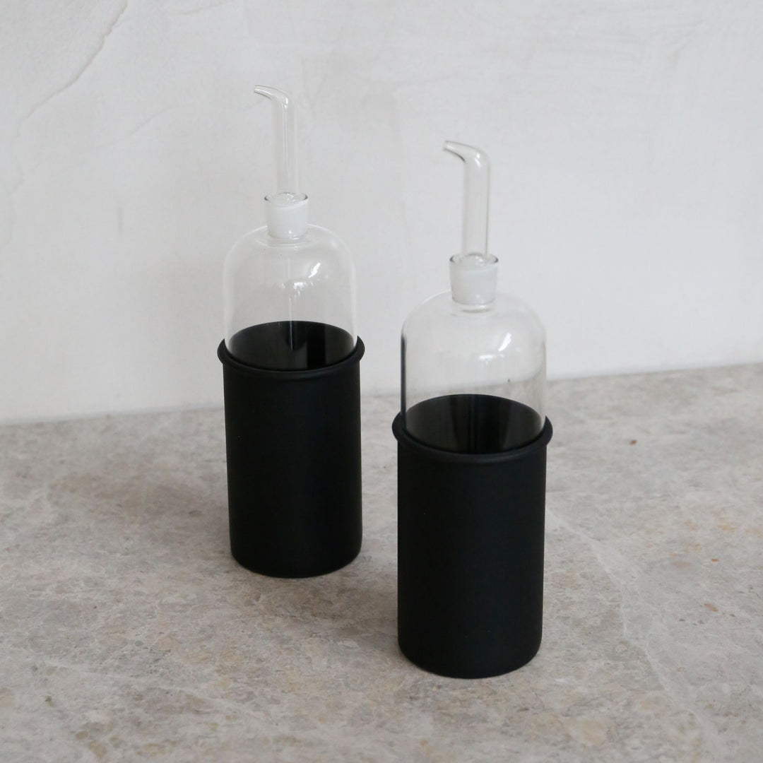 DESIGNSTUFF RUND Bottle for Olive Oil Glass/Silicone, 700ml, Black