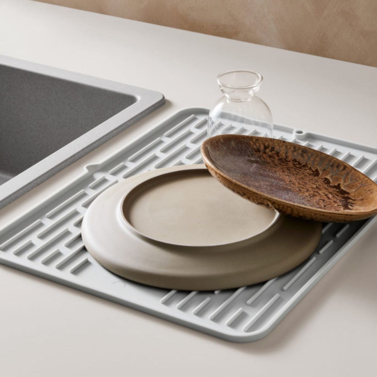 DESIGNSTUFF Folding Silicone Drying Mat Large w Drainage Mouth White Designstuff