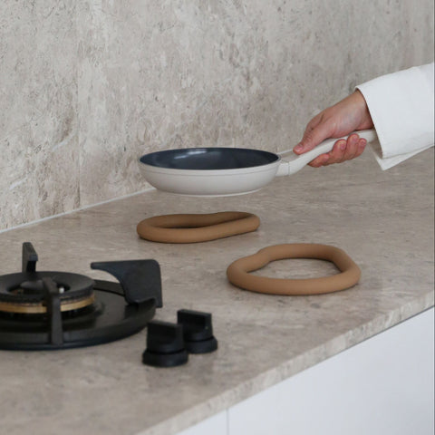 DESIGNSTUFF RUND Curve Silicone Trivet L, Camel
