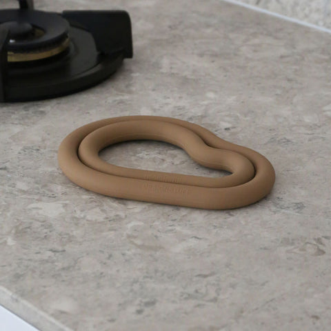 DESIGNSTUFF RUND Curve Silicone Trivet, Camel