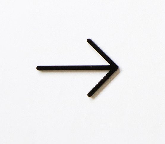 MOHEIM Arrow Sign Black