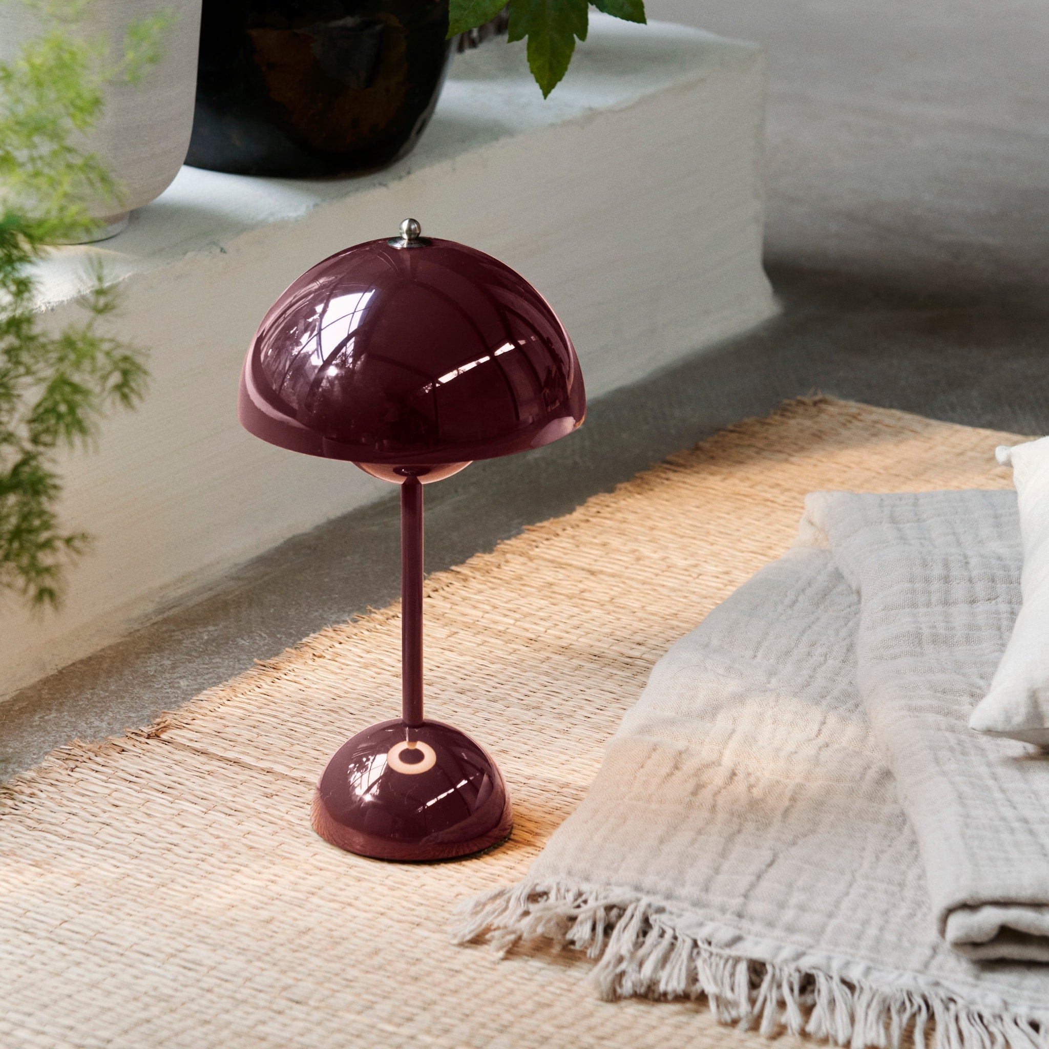 &TRADITION Flowerpot Portable Lamp VP9, Dark Plum