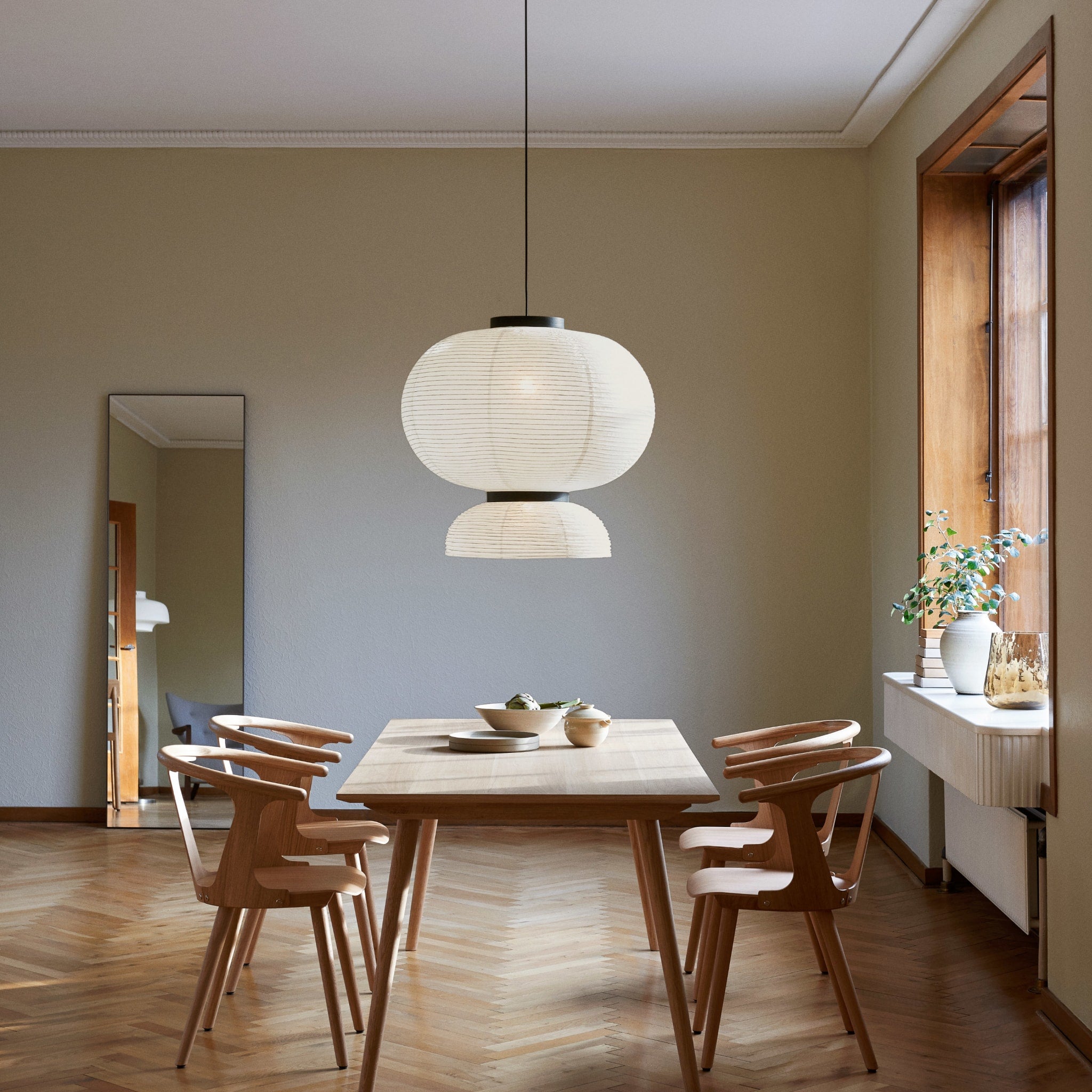 &TRADITION Formakami Pendant JH5, D70cm, Ivory White & Black Stained Oak