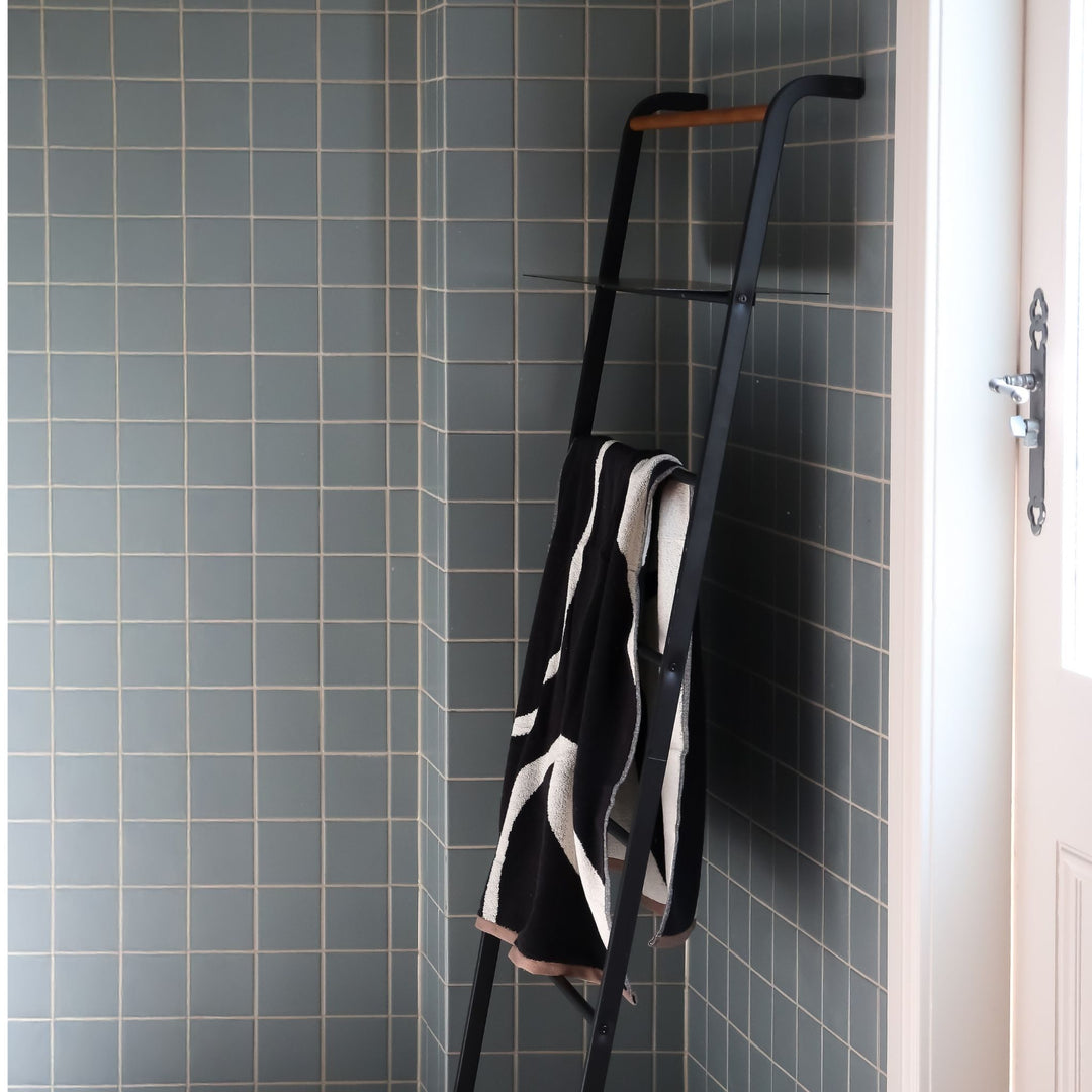 YAMAZAKI Tower Leaning Ladder with Adjustable Shelf, Black