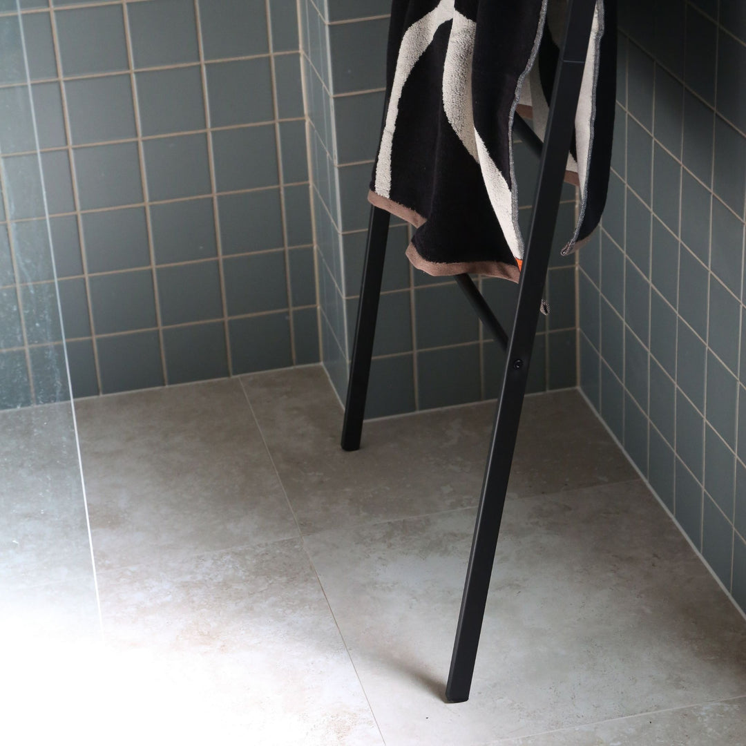 YAMAZAKI Tower Leaning Ladder with Adjustable Shelf, Black