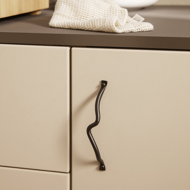 FERM LIVING Curvature Handle, Black Brass