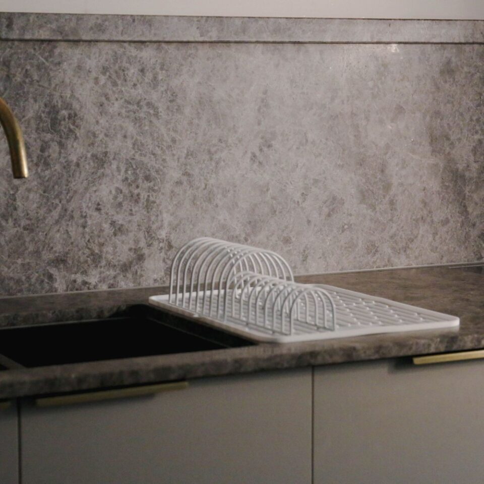 https://www.designstuff.com.au/wp-content/uploads/2021/01/11960_Designstuff_Drying_Mat_DrainageMouth_White_L1-960x960.jpg