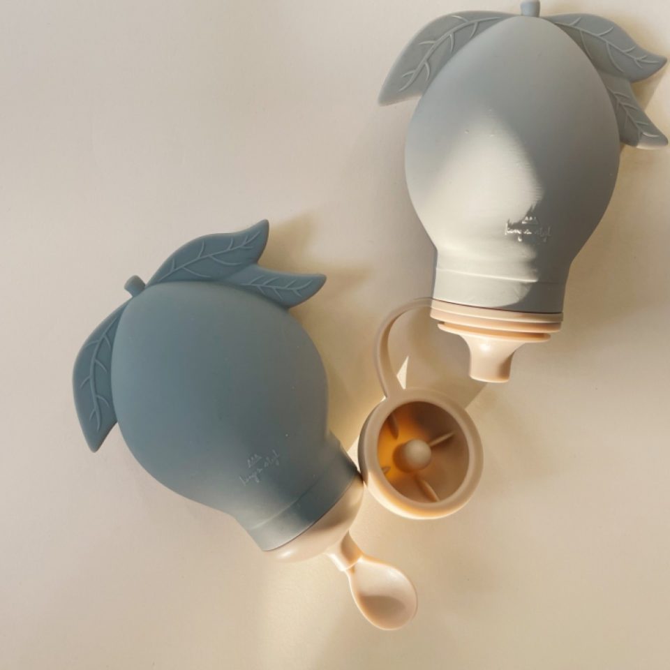 https://www.designstuff.com.au/wp-content/uploads/2023/02/KONGES-SLOJD-Baby-and-Toddler-Smoothie-Bag-2-Pack-Whale-Topanga-Beach_2-960x960.jpg